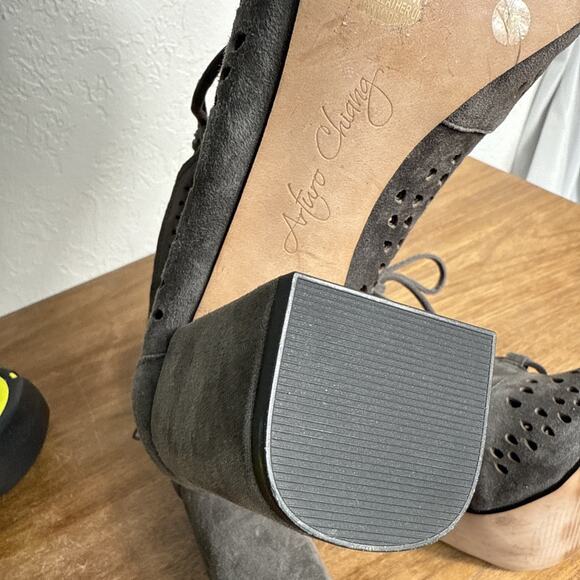 Grey Suede Chunky Heels Size 7 NWOB Perforated Lace Up Sandals Arturo Chiang - Picture 7 of 9